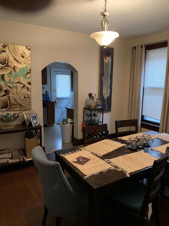 2067 N 4th-dining