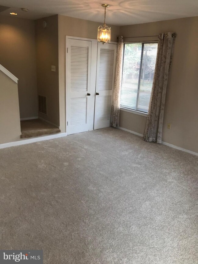 10836 Whiterim Dr, Potomac, MD 20854 - photo 2