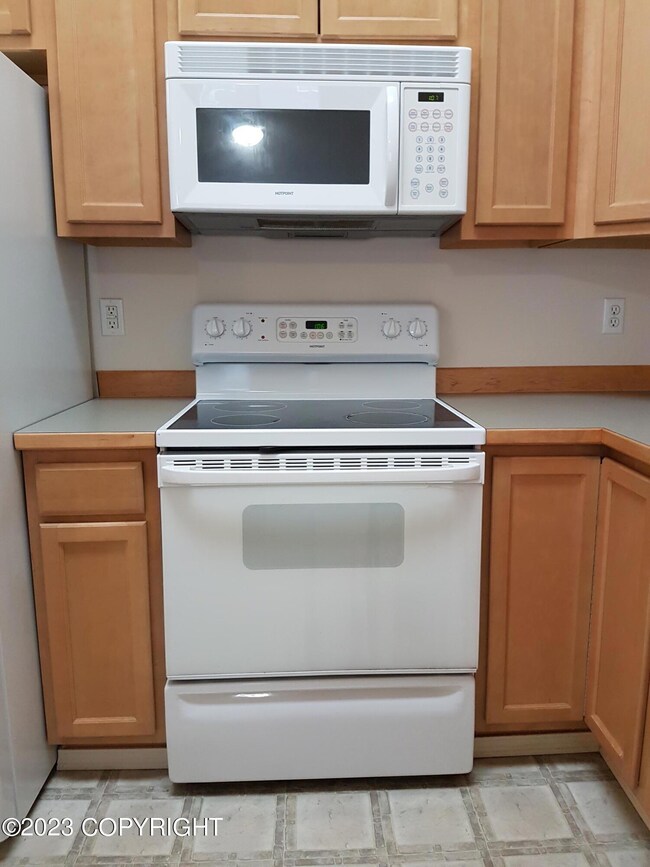 1.04 Kitchen w-Built In Microwave for Mo