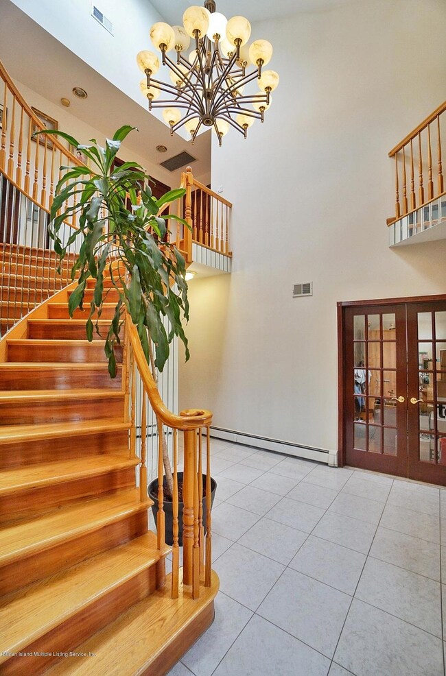 (5) Circular Center Hall Staircase from