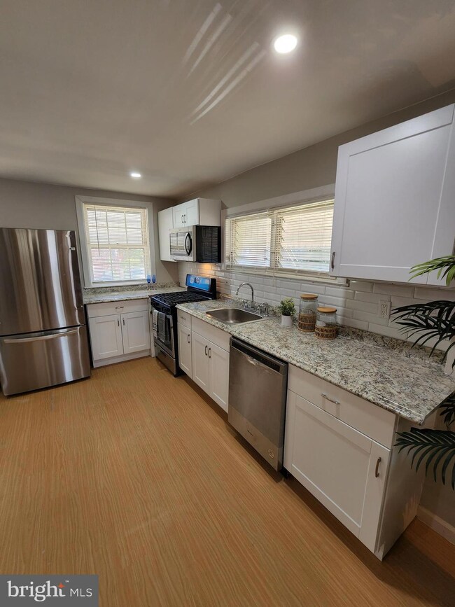 300 Mulberry St, Darby, PA 19023 - photo 2