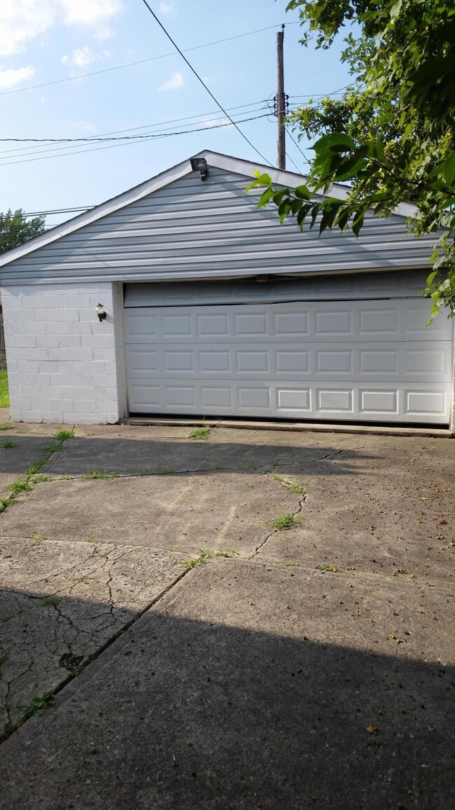 Lisa Dr-Detached Garage