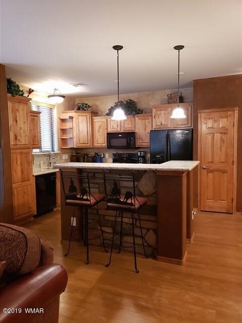 006_Kitchen with Breakfast Bar