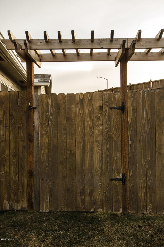 Gate