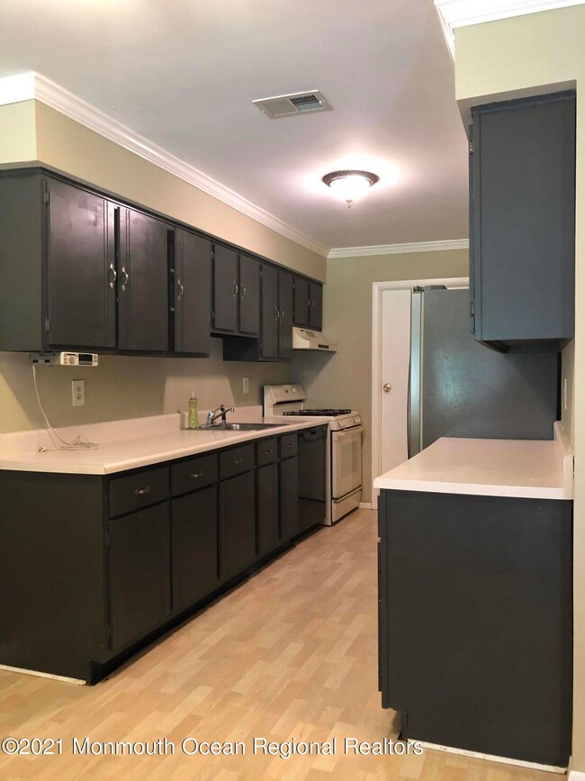 54 Lexington Cir, Matawan, NJ 07747 - photo 4