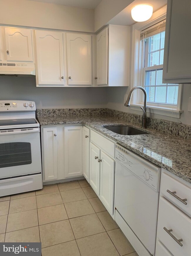 172C Leeds Ct W unit C, Warrenton, VA 20186 - photo 2