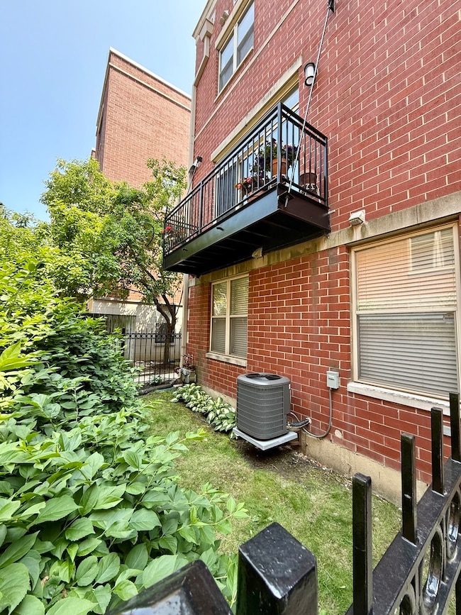 1333 N Burling St unit B, Chicago, IL 60610 - photo 3