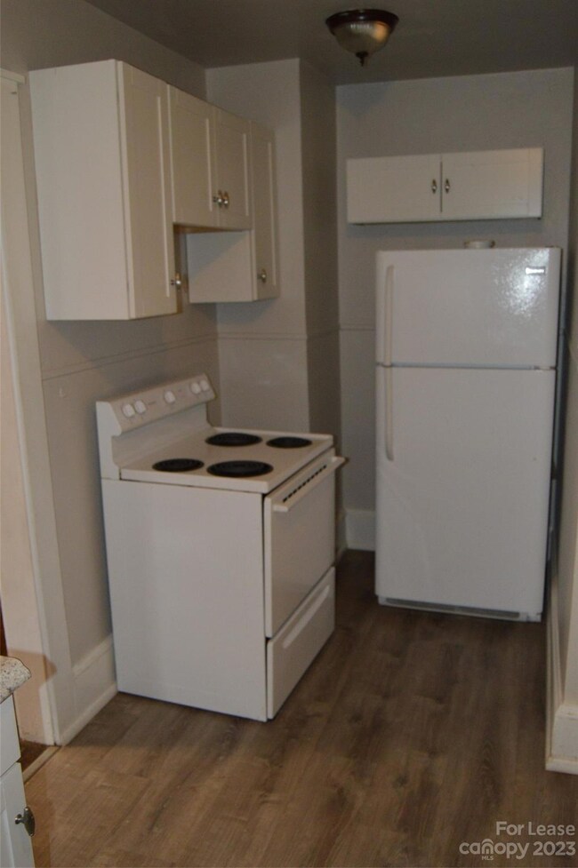 512 Queens Ct, Statesville, NC 28677 - photo 2