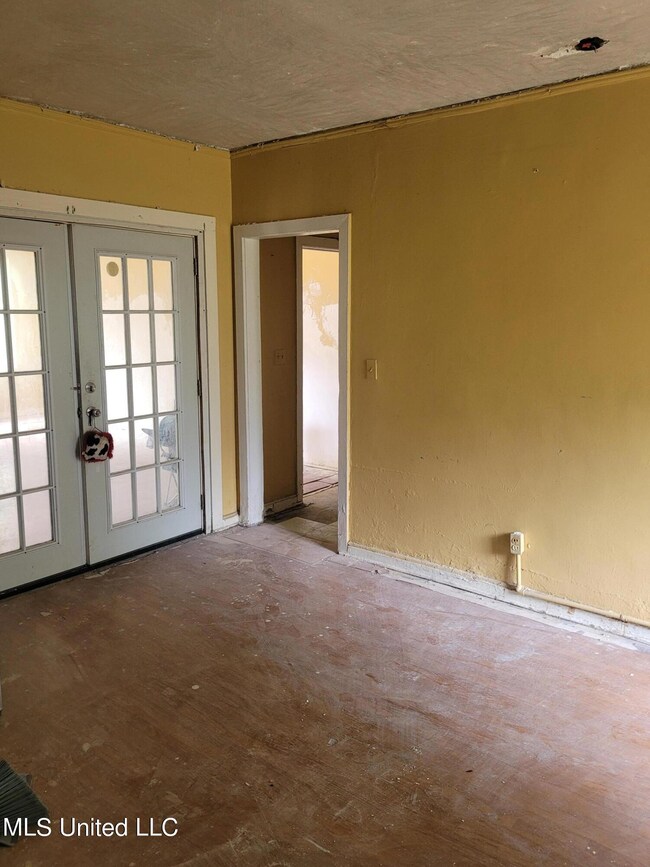 423 Idlewild St Photo 2