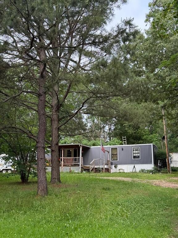 Manufactured / mobile home with a front lawn