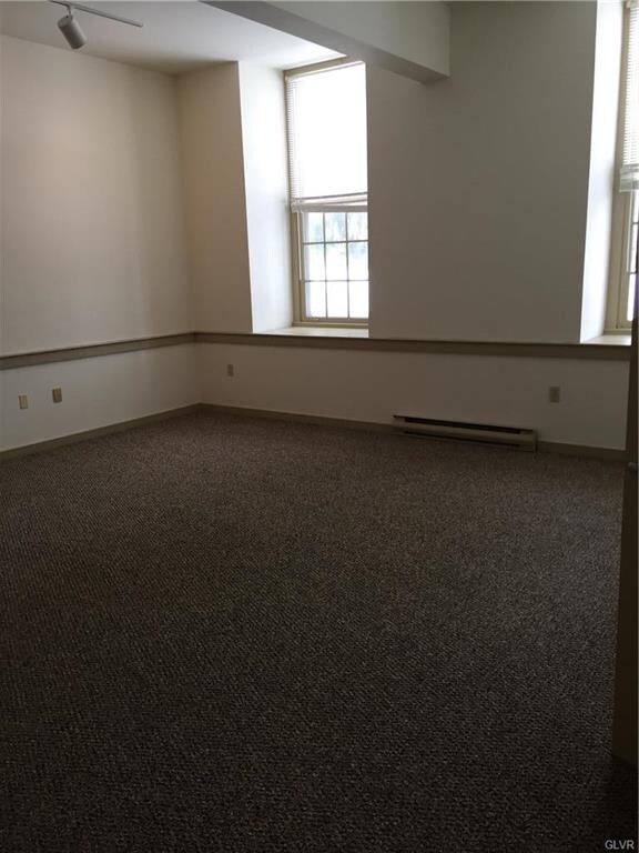 150 W Center St unit 1B, Nazareth, PA 18064 - photo 5