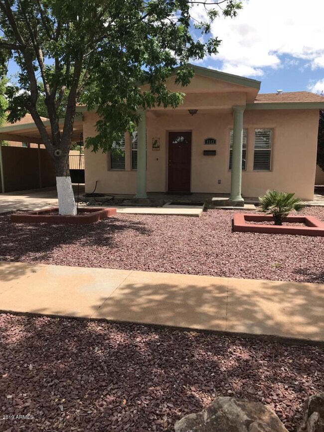 1543 11th front house porch