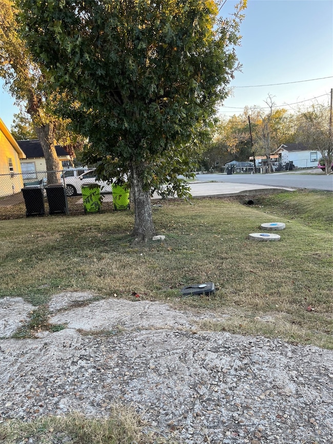 305 7th St, Rosenberg, TX 77471 - photo 3