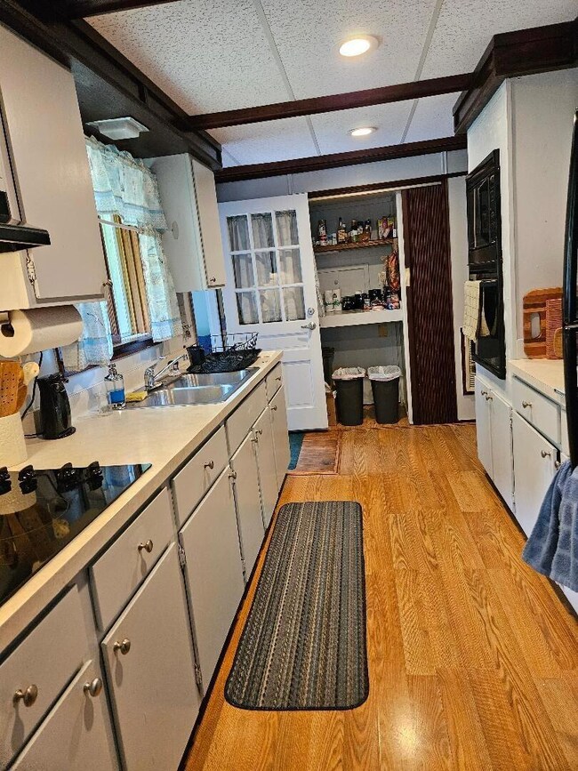 H-33 kitchen
