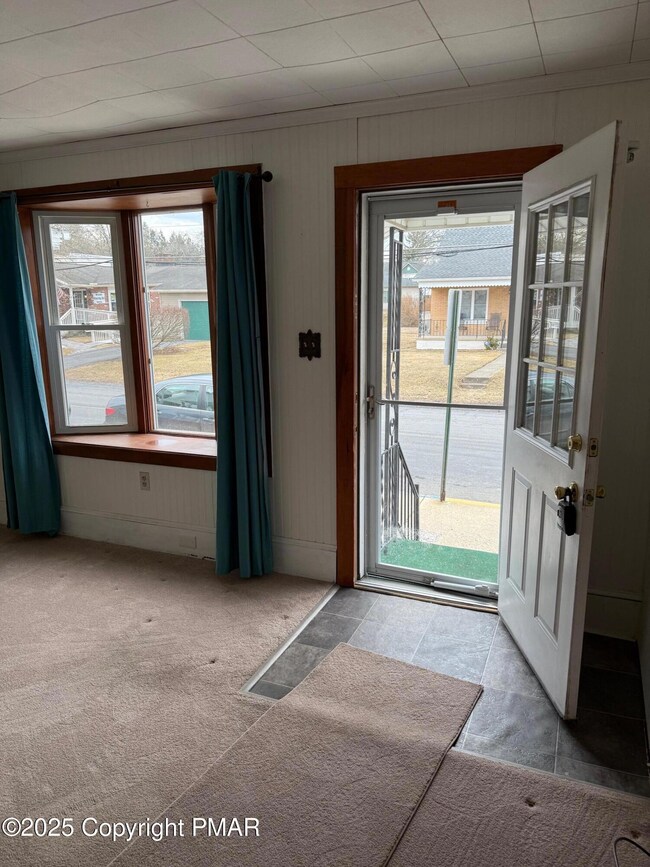 14 Linden St, Stroudsburg, PA 18360 - photo 5