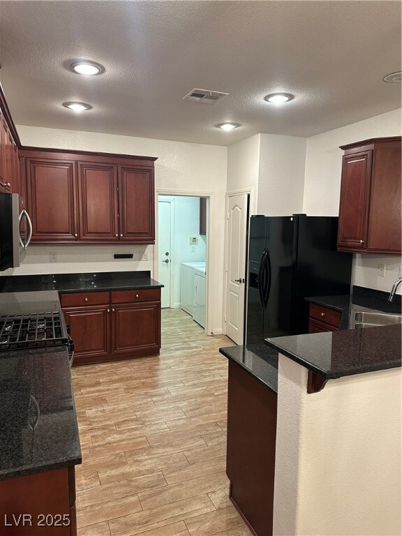 Kitchen with a sink, independent washer and dryer,