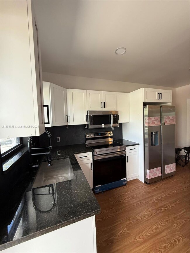 512 NW 2nd Ave unit B, Hallandale Beach, FL 33009 - photo 3