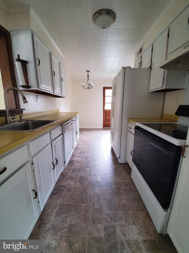 1719 Montgomery Rd, Wilmington, DE 19805 - photo 2