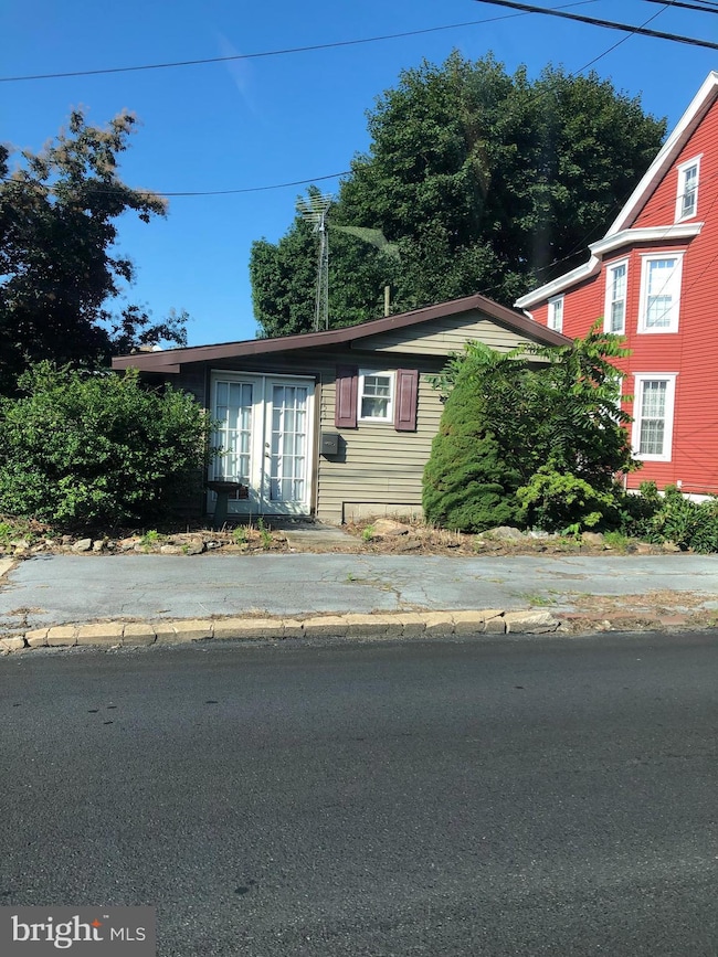 153 N Tulpehocken St, Pine Grove, PA 17963 - photo 2
