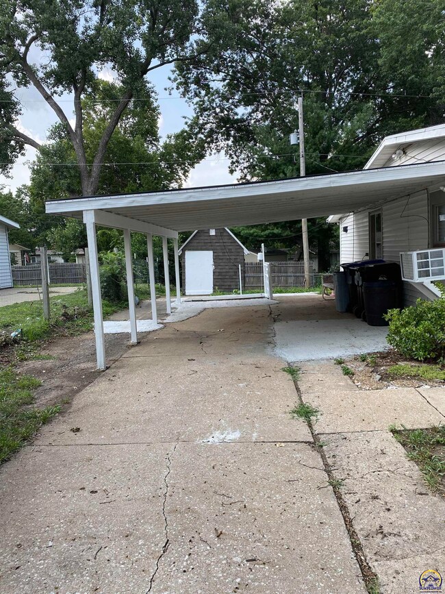 908 SW 32nd St, Topeka, KS 66611 - photo 3