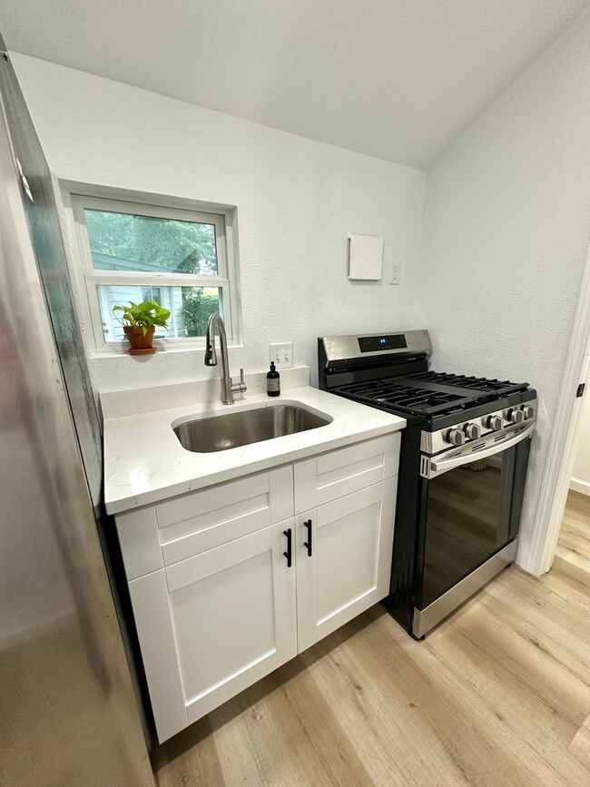 32 Farrell St unit C, Houston, TX 77022 - photo 4