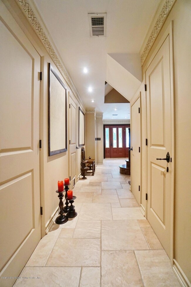 (5) Level 1 Foyer Hallway