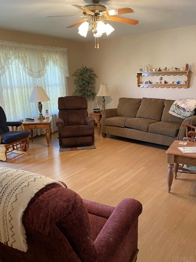 200 NE D St, Linton, IN 47441 - photo 2