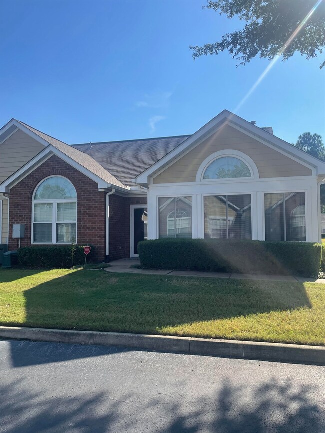 Single story home featuring 2BR/2BA, split bedroom