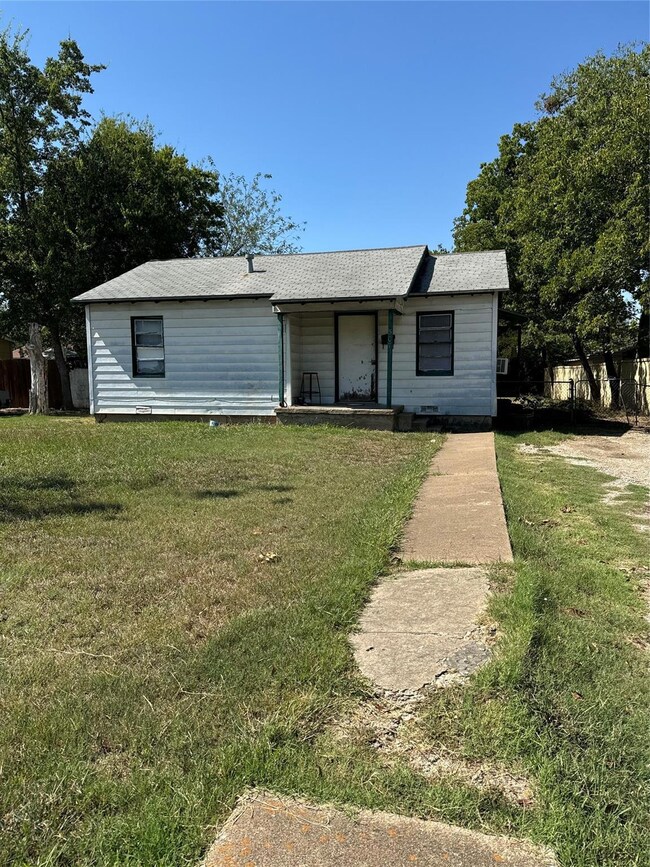 Single story home with a front lawn