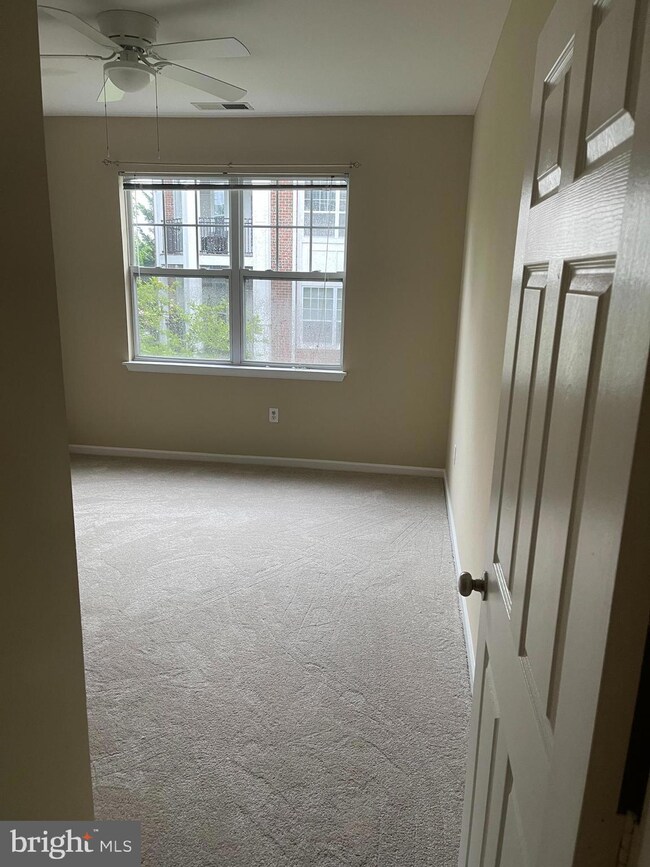 12925 Centre Park Cir unit 205, Herndon, VA 20171 - photo 5