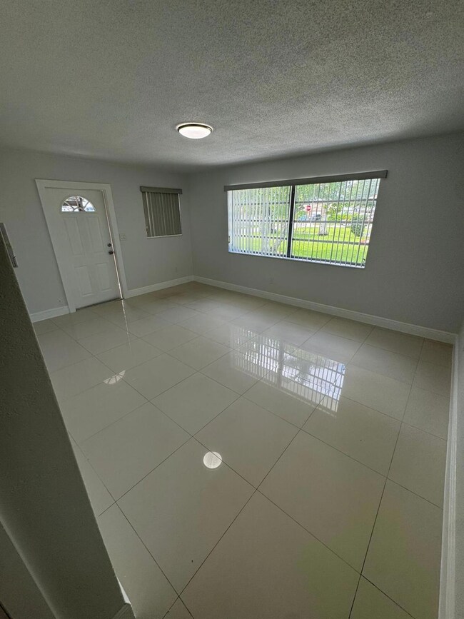 512 SW 7th St unit 1, Hallandale Beach, FL 33009 - photo 3