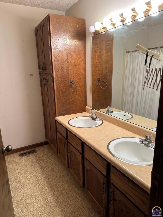 3561 SW Cambridge Ave, Topeka, KS 66614 - photo 7