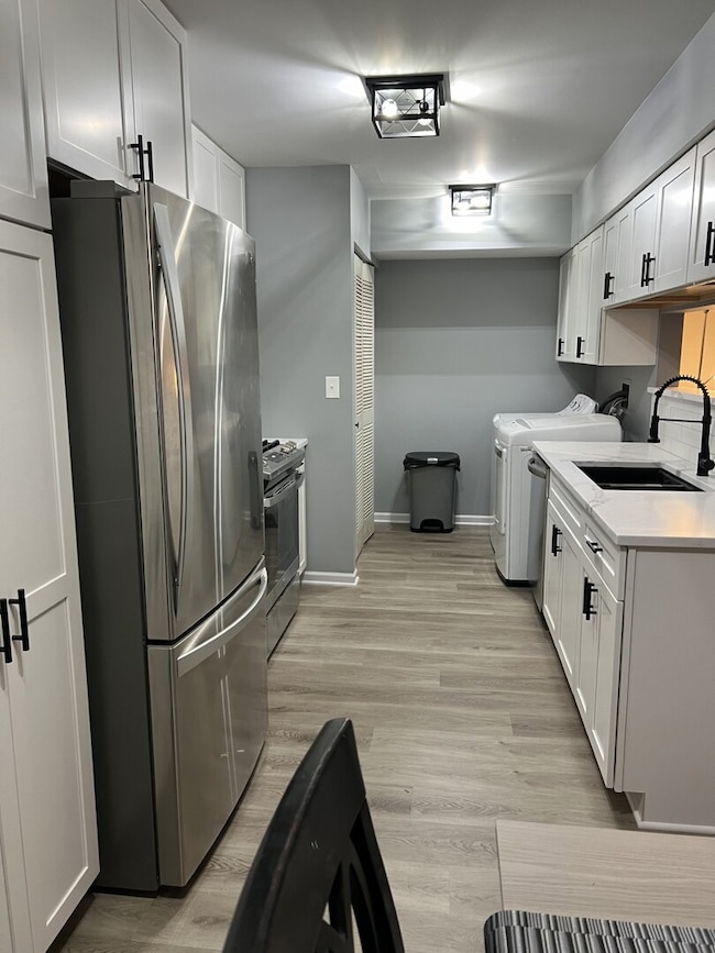 1687 Williamsburg Ct unit B, Wheaton, IL 60189 - photo 2