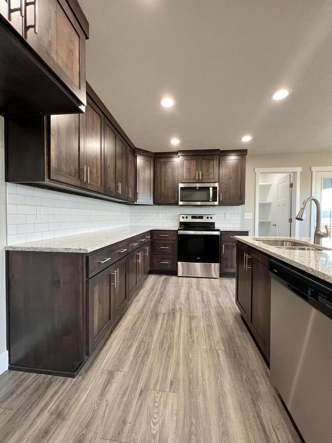 1749 E Chickamauga Dr, Republic, MO 65738 - photo 4