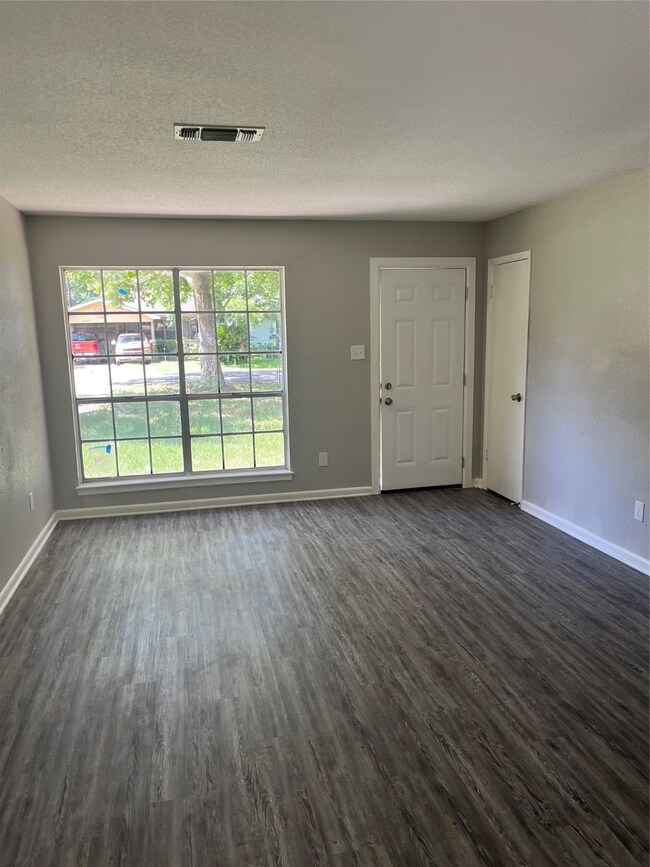 3208 14th St, Bay City, TX 77414 - photo 5