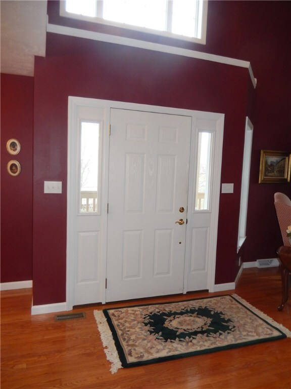 Beautiful 2 story bright entry welcomes your guests into a spacious open entry