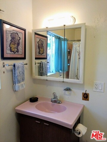 Bathroom is btwn BRs