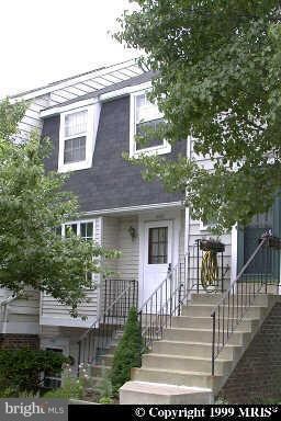 4159 Pleasant Meadow Ct, Chantilly, VA 20151 - photo 2