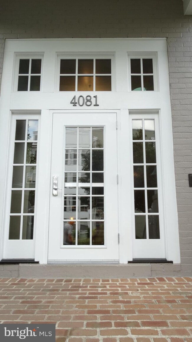 4081 S Four Mile Run Dr unit 202, Arlington, VA 22204 - photo 2