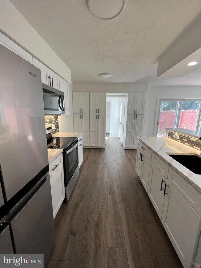 439 Colonial Dr, East Greenville, PA 18041 - photo 4