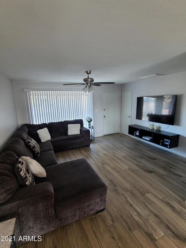 LIVINGROOM