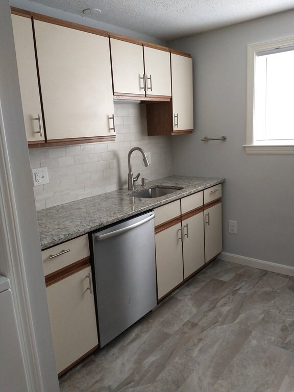 656 High St unit 204, Clinton, MA 01510 - photo 3