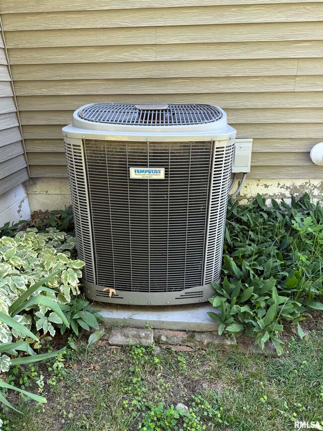 3416 N Sturdevant St, Davenport, IA 52806 - photo 4