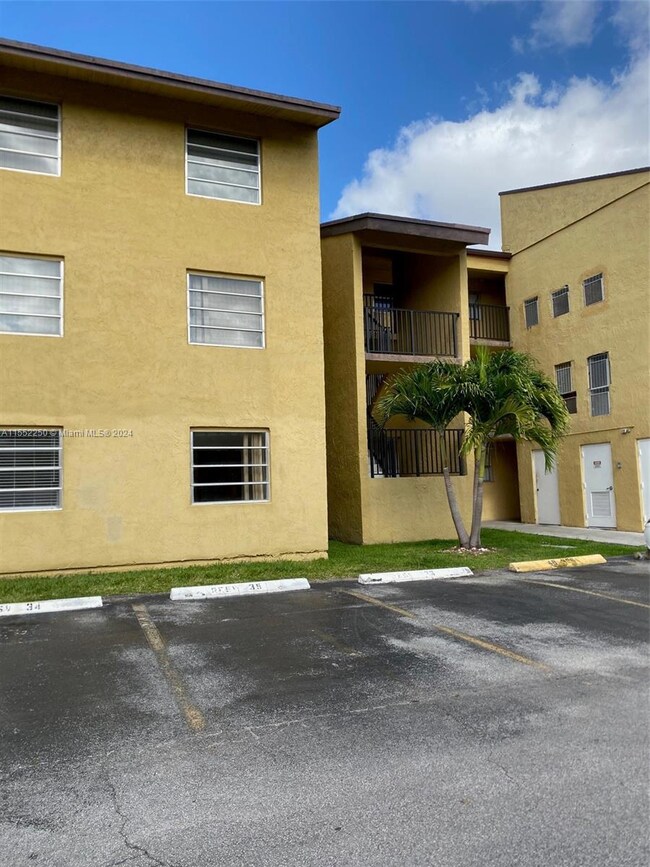 15430 SW 82nd Ln unit 611, Miami, FL 33193 - photo 2