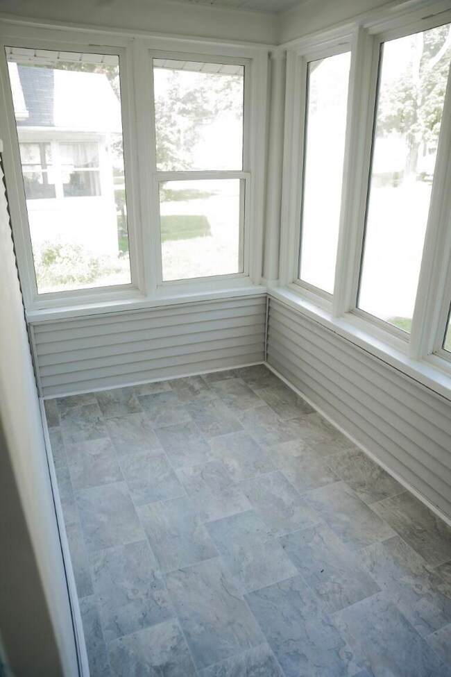 2116 Donora St, Lansing, MI 48910 - photo 2