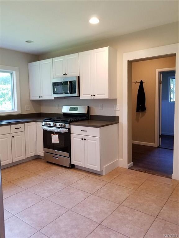 Mudroom/utility room off kitchen, full bath off mu