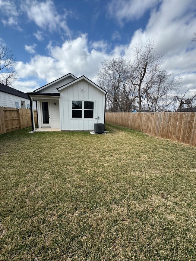 8424 Wileyvale Rd unit B, Houston, TX 77016 - photo 2