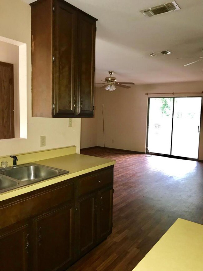 1019 Avenue I, Bay City, TX 77414 - photo 6