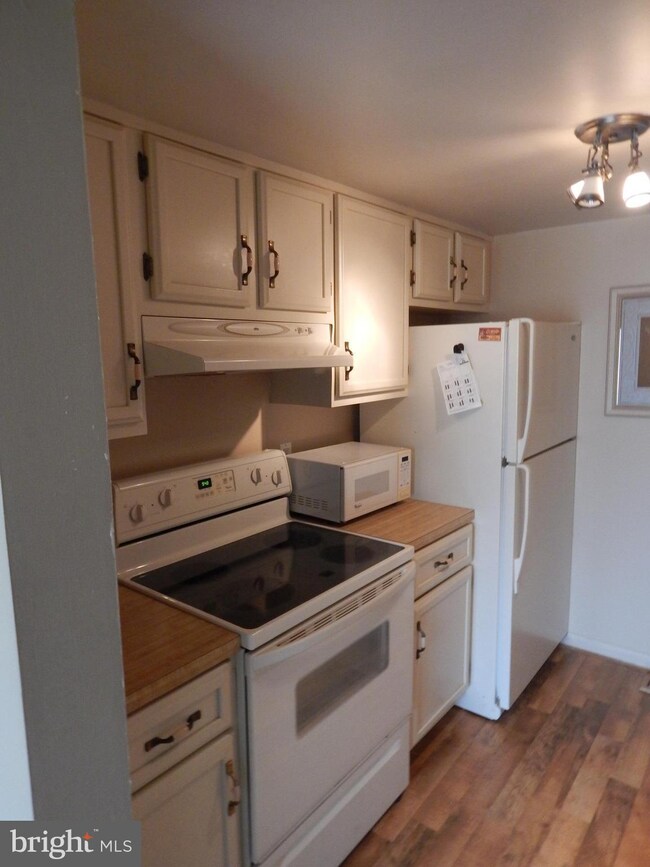 75 Dendron Ct, Parkville, MD 21234 - photo 4