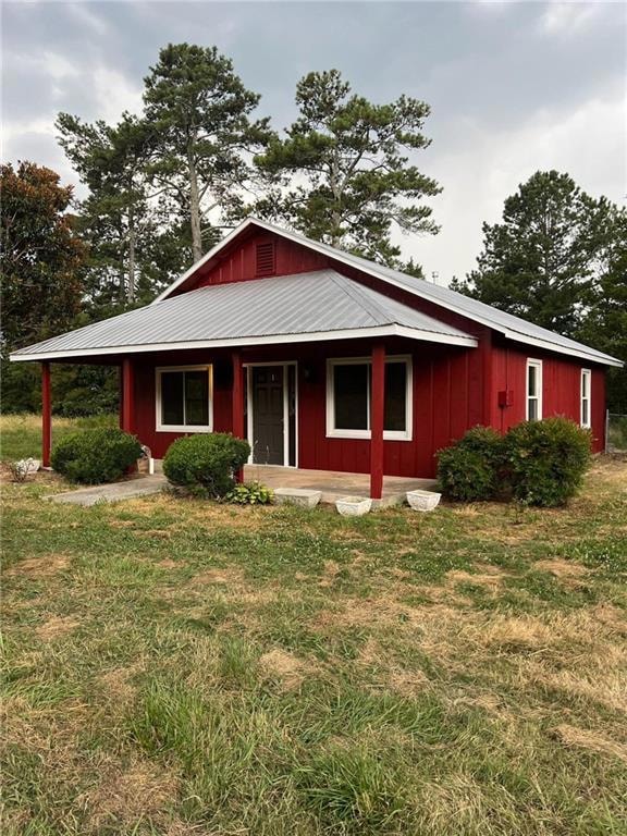 View of front of property featuring a front lawn